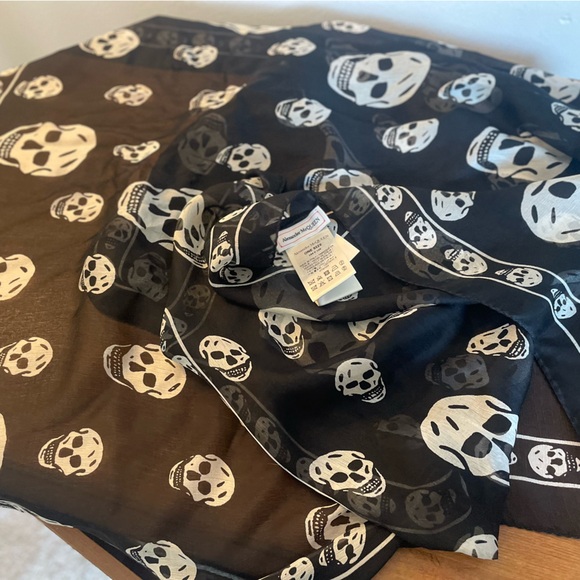 Alexander McQueen skull scarf - Picture 3 of 3